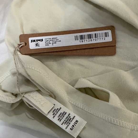 SKIMS Cream Long Sleeve Tee - Picture 2 of 2
